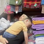 Tika Bravani Instagram - Dalam judul tiba-tiba bertualang ke Tanah Abang. Dari Cinere nyobain naik MRT, terus nyambung Bus Listrik. Sekalian napak tilas neneknya Kalam (almh. ibu saya) yang dulu dagang di sini. Saya suka nyamperin beliau. 30% bantu dagang, 70% belanja. Kalo capek leyeh2 di mesjidnya terus makan di foodcourt 😂 Sejak jaman datuk, udah nggak kehitung toko ini menyambung hidup berapa keluarga. Alhamdulillah masih bertahan meski diterpa pandemi. Berkah selalu, Sinamar!