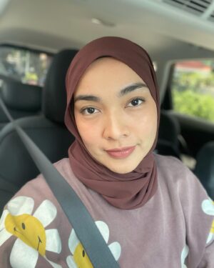 Tika Bravani Instagram - Yang udah mulai puasa lagi dari sekarang mana suaranyaaah? 

Belom, belom puasa syawal.. baru ganti yang wajib. Berhubung bolongnya 9 hari mulai puasa dari sekarang deh.. yuk bisa yuk melalui godaan ajakan makan2 😂😂😂

2 down, 13 days to go.. syemangaad!!😂