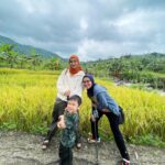 Tika Bravani Instagram - Pertama kali nih, Kalam nyobain hiking dan susur sungai. Ternyata nggak seburuk yang kukhawatirkan. Dia selow aja waktu kakinya kotor kejeblos lumpur. Paling dia ngereog dikit setelah kepleset di sungai. Wajarlah. "Ibuu aku capek.. ibuu aku laper.. ibuu aku ngantuk.." Anak rewel ya dinikmati aja, sambil nongkrong ngemil arem-arem di pinggir sungai. Kapan lagi begini? Meski begitu, anak baikku tetap jalan karena tujuannya..... kembali ke parkiran 😅 Pengalaman yang sangat beda, dan perlu diulang. Thank you @penjelajahcilik.id @hikingtherapyhill yang sangat ekstra banget penjagaannya. Bikin aku ngerasa aman di saat arus sungai tiba-tiba deras 😅