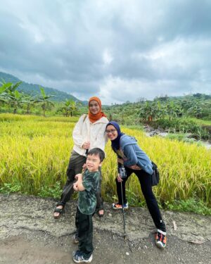 Tika Bravani Instagram - Pertama kali nih, Kalam nyobain hiking dan susur sungai. Ternyata nggak seburuk yang kukhawatirkan. Dia selow aja waktu kakinya kotor kejeblos lumpur. Paling dia ngereog dikit setelah kepleset di sungai. Wajarlah.
"Ibuu aku capek.. ibuu aku laper.. ibuu aku ngantuk.."
Anak rewel ya dinikmati aja, sambil nongkrong ngemil arem-arem di pinggir sungai. Kapan lagi begini?
Meski begitu, anak baikku tetap jalan karena tujuannya..... kembali ke parkiran 😅

Pengalaman yang sangat beda, dan perlu diulang. Thank you @penjelajahcilik.id @hikingtherapyhill yang sangat ekstra banget penjagaannya. Bikin aku ngerasa aman di saat arus sungai tiba-tiba deras 😅