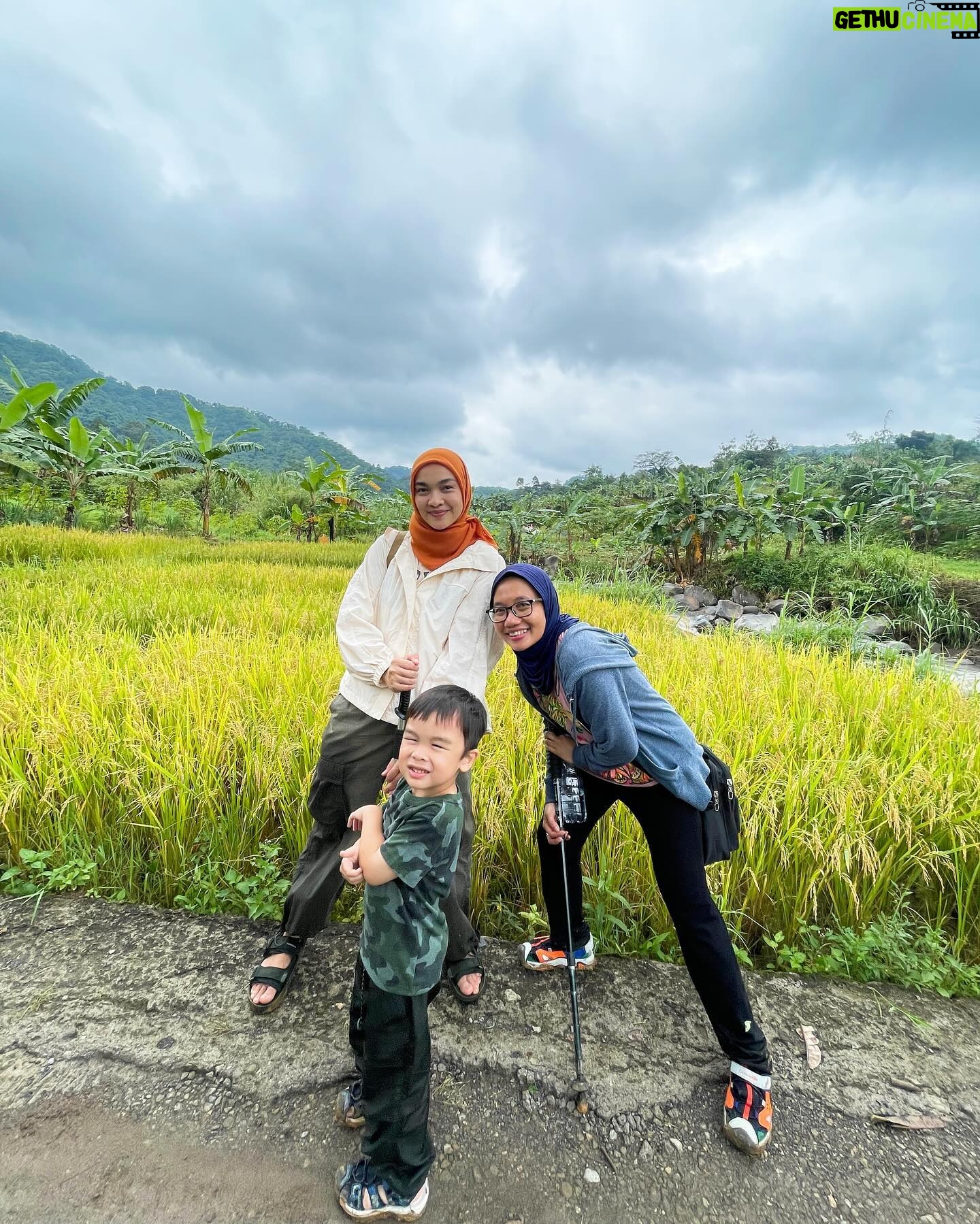 Tika Bravani - 1.7K Likes - Pertama kali nih, Kalam nyobain hiking dan susur sungai. Ternyata nggak seburuk yang kukhawatirkan. Dia selow aja waktu kakinya kotor kejeblos lumpur. Paling dia ngereog dikit setelah kepleset di sungai. Wajarlah.
"Ibuu aku capek.. ibuu aku laper.. ibuu aku ngantuk.."
Anak rewel ya dinikmati aja, sambil nongkrong ngemil arem-arem di pinggir sungai. Kapan lagi begini?
Meski begitu, anak baikku tetap jalan karena tujuannya..... kembali ke parkiran 😅
Pengalaman yang sangat beda, dan perlu diulang. Thank you @penjelajahcilik.id @hikingtherapyhill yang sangat ekstra banget penjagaannya. Bikin aku ngerasa aman di saat arus sungai tiba-tiba deras 😅