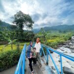 Tika Bravani Instagram - Pertama kali nih, Kalam nyobain hiking dan susur sungai. Ternyata nggak seburuk yang kukhawatirkan. Dia selow aja waktu kakinya kotor kejeblos lumpur. Paling dia ngereog dikit setelah kepleset di sungai. Wajarlah. "Ibuu aku capek.. ibuu aku laper.. ibuu aku ngantuk.." Anak rewel ya dinikmati aja, sambil nongkrong ngemil arem-arem di pinggir sungai. Kapan lagi begini? Meski begitu, anak baikku tetap jalan karena tujuannya..... kembali ke parkiran 😅 Pengalaman yang sangat beda, dan perlu diulang. Thank you @penjelajahcilik.id @hikingtherapyhill yang sangat ekstra banget penjagaannya. Bikin aku ngerasa aman di saat arus sungai tiba-tiba deras 😅