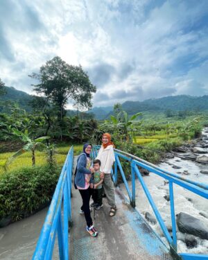 Tika Bravani Instagram - Pertama kali nih, Kalam nyobain hiking dan susur sungai. Ternyata nggak seburuk yang kukhawatirkan. Dia selow aja waktu kakinya kotor kejeblos lumpur. Paling dia ngereog dikit setelah kepleset di sungai. Wajarlah.
"Ibuu aku capek.. ibuu aku laper.. ibuu aku ngantuk.."
Anak rewel ya dinikmati aja, sambil nongkrong ngemil arem-arem di pinggir sungai. Kapan lagi begini?
Meski begitu, anak baikku tetap jalan karena tujuannya..... kembali ke parkiran 😅

Pengalaman yang sangat beda, dan perlu diulang. Thank you @penjelajahcilik.id @hikingtherapyhill yang sangat ekstra banget penjagaannya. Bikin aku ngerasa aman di saat arus sungai tiba-tiba deras 😅
