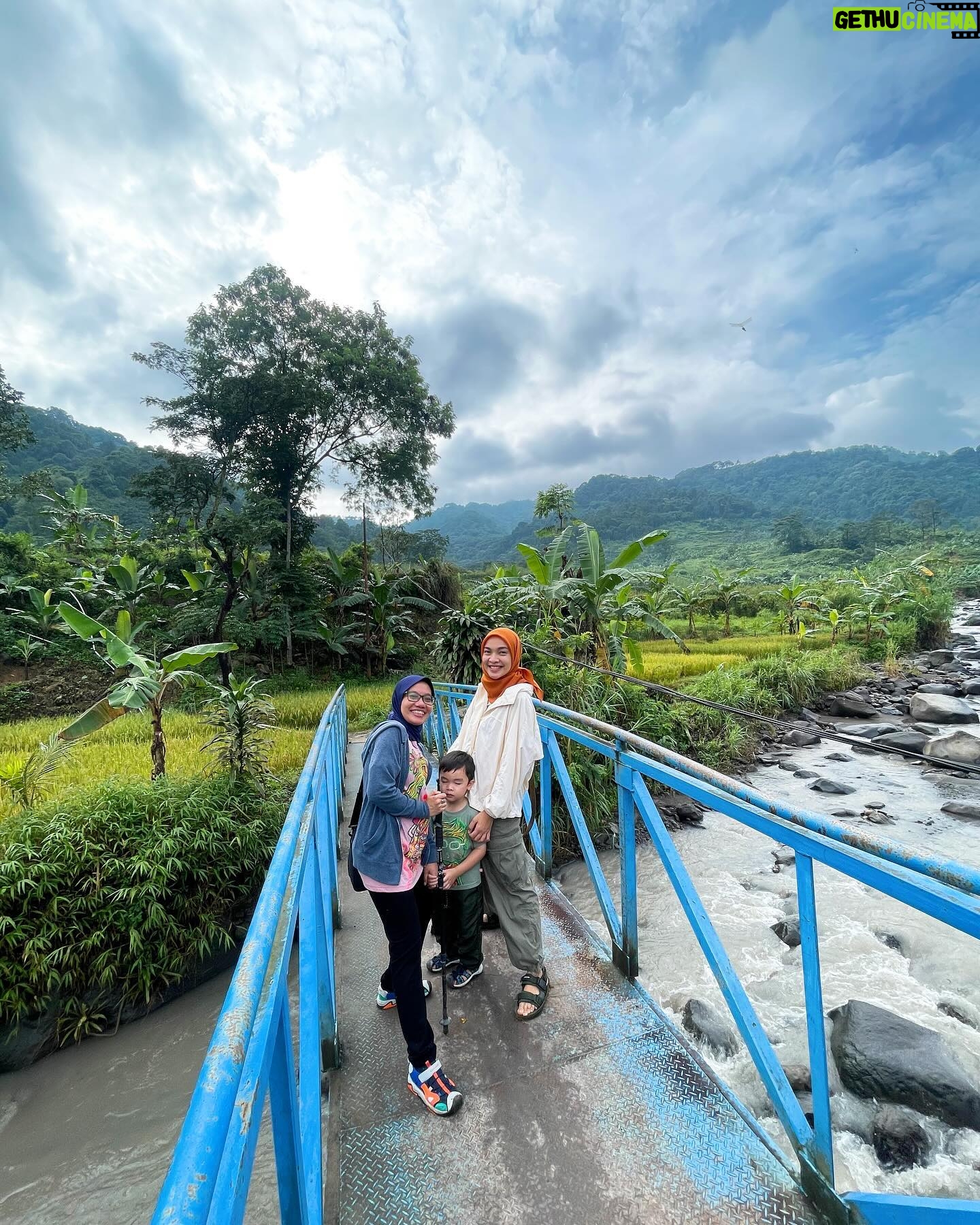 Tika Bravani - 1.7K Likes - Pertama kali nih, Kalam nyobain hiking dan susur sungai. Ternyata nggak seburuk yang kukhawatirkan. Dia selow aja waktu kakinya kotor kejeblos lumpur. Paling dia ngereog dikit setelah kepleset di sungai. Wajarlah.
"Ibuu aku capek.. ibuu aku laper.. ibuu aku ngantuk.."
Anak rewel ya dinikmati aja, sambil nongkrong ngemil arem-arem di pinggir sungai. Kapan lagi begini?
Meski begitu, anak baikku tetap jalan karena tujuannya..... kembali ke parkiran 😅
Pengalaman yang sangat beda, dan perlu diulang. Thank you @penjelajahcilik.id @hikingtherapyhill yang sangat ekstra banget penjagaannya. Bikin aku ngerasa aman di saat arus sungai tiba-tiba deras 😅