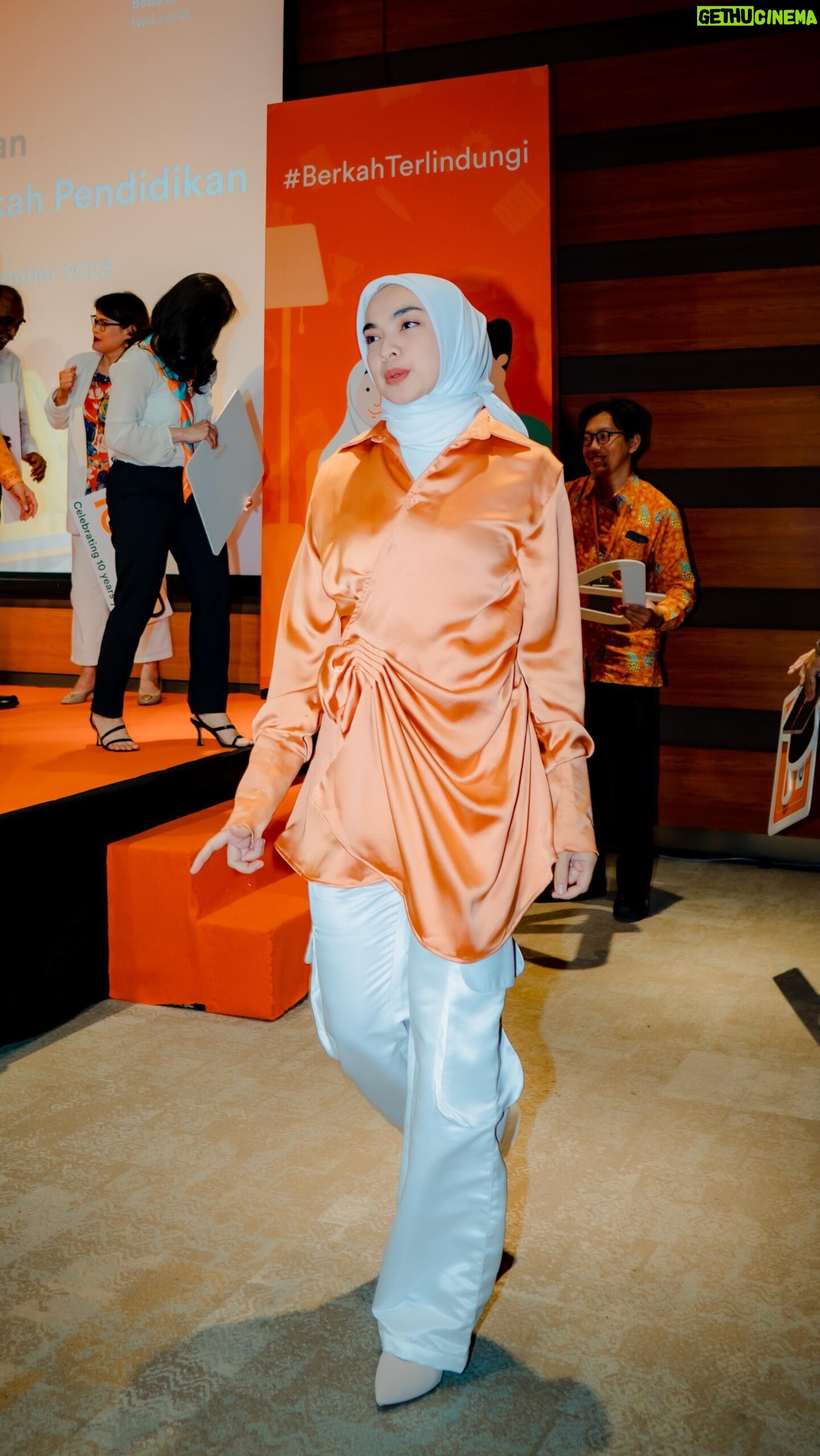 Tika Bravani Instagram - Aku termasuk yang skeptis sama produk asuransi. Tapi acara kemarin cukup mencerahkan, sih. Urusan pendidikan emang mesti disiapkan sedini mungkin. Inflasi biaya pendidikan yang makin nggak kekejar, dan adanya risiko kehidupan bikin menabung aja rasanya nggak cukup. So.. produk FWD Berkah Pendidikan bisa jadi pertimbangan untuk merencanakan dana pendidikan. Supaya nanti anak bisa dapat pendidikan terbaik sesuai keinginannya. Apalagi ini satu-satunya asuransi yang peduli mental health dengan nyediain konseling buat para orang tua. Secaraa tiap fase kehidupan anak nggak jarang bikin ortu stress kan, Bund π₯² Thank you @fwd_id #berkahterlindungi π @maryallestudio Styled by @fherriioo Captured by @ikhsanprastowo