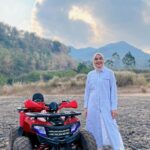 Tika Bravani Instagram – Nyobain ATV di @balongaja .. saking serunya langsung lupa anak 😃 🤙
