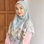 Tika Bravani Instagram - Hari ini aku lagi pakai koleksi "Lady Freya" hasil kolaborasi @cindyfatikasari bareng @kaheen.id ☺️ Mereka ngeluarin 7 warna dan yang aku pake ini warna sage green, check detail di instagram @kaheen.id yaa, motifnya cantik dan inshaAllah bahannya nyaman dipakai 💖
