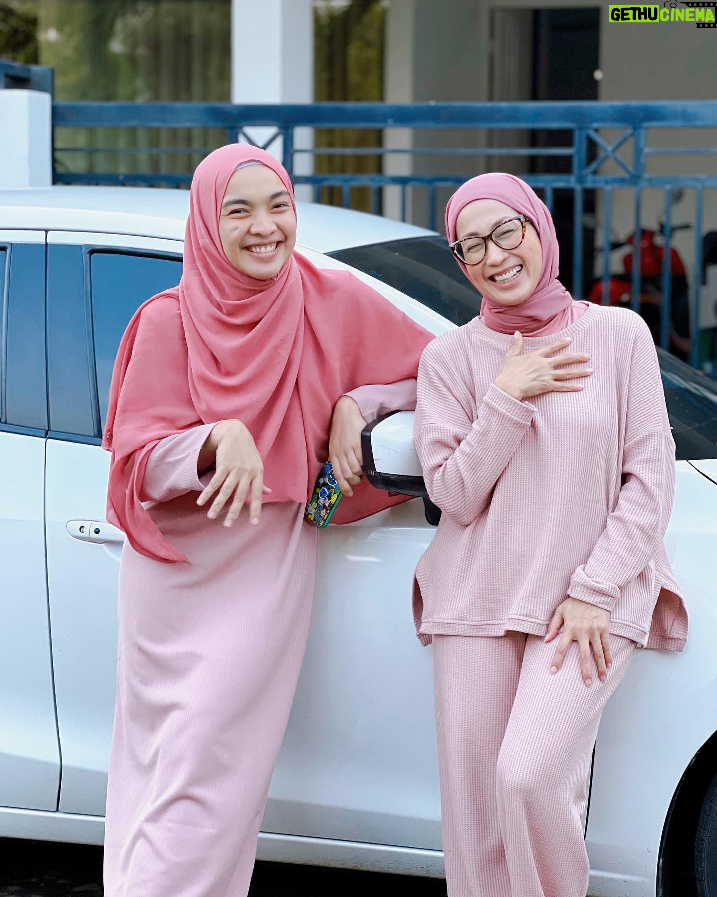 Tika Bravani Instagram - Nggak sengaja nge-pink, padahal kami bukan BLINK 😛 luv luv @irantypurnamasari 💕
