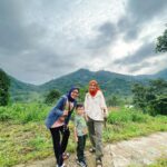 Tika Bravani Instagram - Pertama kali nih, Kalam nyobain hiking dan susur sungai. Ternyata nggak seburuk yang kukhawatirkan. Dia selow aja waktu kakinya kotor kejeblos lumpur. Paling dia ngereog dikit setelah kepleset di sungai. Wajarlah. "Ibuu aku capek.. ibuu aku laper.. ibuu aku ngantuk.." Anak rewel ya dinikmati aja, sambil nongkrong ngemil arem-arem di pinggir sungai. Kapan lagi begini? Meski begitu, anak baikku tetap jalan karena tujuannya..... kembali ke parkiran 😅 Pengalaman yang sangat beda, dan perlu diulang. Thank you @penjelajahcilik.id @hikingtherapyhill yang sangat ekstra banget penjagaannya. Bikin aku ngerasa aman di saat arus sungai tiba-tiba deras 😅