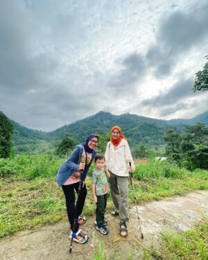 Tika Bravani Instagram - Pertama kali nih, Kalam nyobain hiking dan susur sungai. Ternyata nggak seburuk yang kukhawatirkan. Dia selow aja waktu kakinya kotor kejeblos lumpur. Paling dia ngereog dikit setelah kepleset di sungai. Wajarlah.
"Ibuu aku capek.. ibuu aku laper.. ibuu aku ngantuk.."
Anak rewel ya dinikmati aja, sambil nongkrong ngemil arem-arem di pinggir sungai. Kapan lagi begini?
Meski begitu, anak baikku tetap jalan karena tujuannya..... kembali ke parkiran 😅

Pengalaman yang sangat beda, dan perlu diulang. Thank you @penjelajahcilik.id @hikingtherapyhill yang sangat ekstra banget penjagaannya. Bikin aku ngerasa aman di saat arus sungai tiba-tiba deras 😅