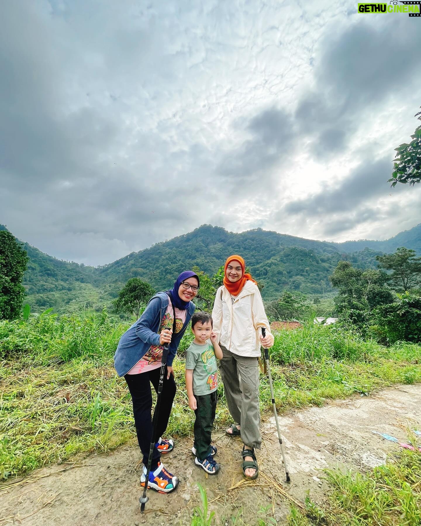 Tika Bravani - 1.7K Likes - Pertama kali nih, Kalam nyobain hiking dan susur sungai. Ternyata nggak seburuk yang kukhawatirkan. Dia selow aja waktu kakinya kotor kejeblos lumpur. Paling dia ngereog dikit setelah kepleset di sungai. Wajarlah.
"Ibuu aku capek.. ibuu aku laper.. ibuu aku ngantuk.."
Anak rewel ya dinikmati aja, sambil nongkrong ngemil arem-arem di pinggir sungai. Kapan lagi begini?
Meski begitu, anak baikku tetap jalan karena tujuannya..... kembali ke parkiran 😅
Pengalaman yang sangat beda, dan perlu diulang. Thank you @penjelajahcilik.id @hikingtherapyhill yang sangat ekstra banget penjagaannya. Bikin aku ngerasa aman di saat arus sungai tiba-tiba deras 😅