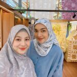 Tika Bravani Instagram – Alhamdulillaah, seneng banget bisa jadi bagian dari perjalanan Minang Dekade uni @riamiranda .. sukses selalu dan semoga semakin berkah yaa🥹💜
Buat teman2 yang di Jakarta, jangan lupa yaa ke Minang Dekade Exhibition di atrium PIM 2 tanggal 13-19 Februari 2023.. @inforiamiranda