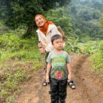 Tika Bravani Instagram - Pertama kali nih, Kalam nyobain hiking dan susur sungai. Ternyata nggak seburuk yang kukhawatirkan. Dia selow aja waktu kakinya kotor kejeblos lumpur. Paling dia ngereog dikit setelah kepleset di sungai. Wajarlah. "Ibuu aku capek.. ibuu aku laper.. ibuu aku ngantuk.." Anak rewel ya dinikmati aja, sambil nongkrong ngemil arem-arem di pinggir sungai. Kapan lagi begini? Meski begitu, anak baikku tetap jalan karena tujuannya..... kembali ke parkiran 😅 Pengalaman yang sangat beda, dan perlu diulang. Thank you @penjelajahcilik.id @hikingtherapyhill yang sangat ekstra banget penjagaannya. Bikin aku ngerasa aman di saat arus sungai tiba-tiba deras 😅
