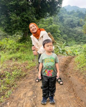 Tika Bravani Instagram - Pertama kali nih, Kalam nyobain hiking dan susur sungai. Ternyata nggak seburuk yang kukhawatirkan. Dia selow aja waktu kakinya kotor kejeblos lumpur. Paling dia ngereog dikit setelah kepleset di sungai. Wajarlah.
"Ibuu aku capek.. ibuu aku laper.. ibuu aku ngantuk.."
Anak rewel ya dinikmati aja, sambil nongkrong ngemil arem-arem di pinggir sungai. Kapan lagi begini?
Meski begitu, anak baikku tetap jalan karena tujuannya..... kembali ke parkiran 😅

Pengalaman yang sangat beda, dan perlu diulang. Thank you @penjelajahcilik.id @hikingtherapyhill yang sangat ekstra banget penjagaannya. Bikin aku ngerasa aman di saat arus sungai tiba-tiba deras 😅