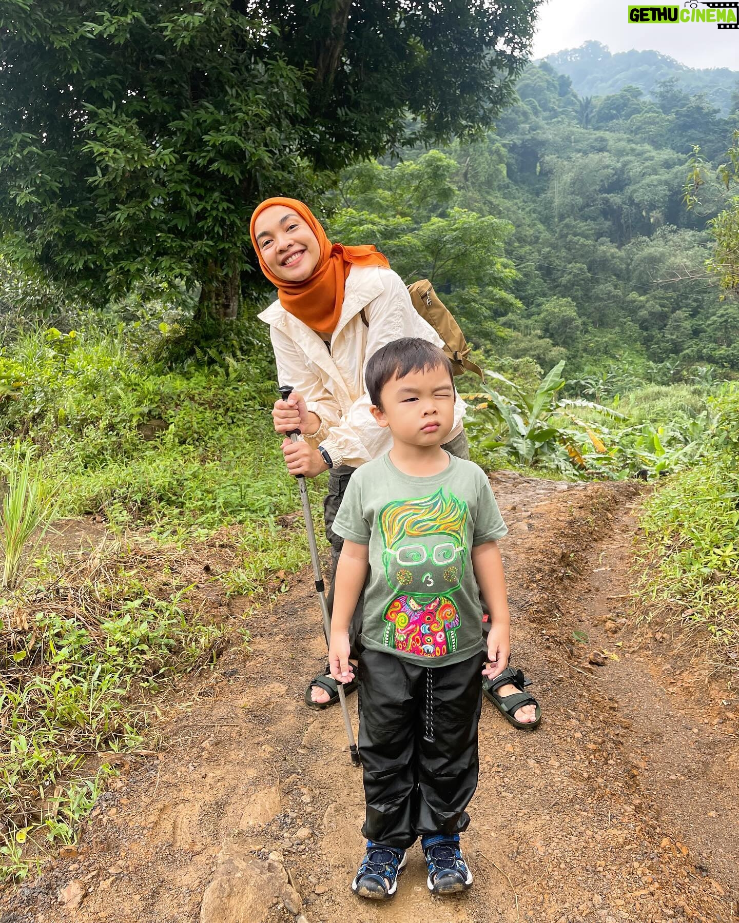 Tika Bravani - 1.7K Likes - Pertama kali nih, Kalam nyobain hiking dan susur sungai. Ternyata nggak seburuk yang kukhawatirkan. Dia selow aja waktu kakinya kotor kejeblos lumpur. Paling dia ngereog dikit setelah kepleset di sungai. Wajarlah.
"Ibuu aku capek.. ibuu aku laper.. ibuu aku ngantuk.."
Anak rewel ya dinikmati aja, sambil nongkrong ngemil arem-arem di pinggir sungai. Kapan lagi begini?
Meski begitu, anak baikku tetap jalan karena tujuannya..... kembali ke parkiran 😅
Pengalaman yang sangat beda, dan perlu diulang. Thank you @penjelajahcilik.id @hikingtherapyhill yang sangat ekstra banget penjagaannya. Bikin aku ngerasa aman di saat arus sungai tiba-tiba deras 😅