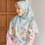 Tika Bravani Instagram - Hari ini aku lagi pakai koleksi "Lady Freya" hasil kolaborasi @cindyfatikasari bareng @kaheen.id ☺️ Mereka ngeluarin 7 warna dan yang aku pake ini warna sage green, check detail di instagram @kaheen.id yaa, motifnya cantik dan inshaAllah bahannya nyaman dipakai 💖