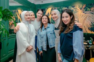 Tika Bravani Instagram - Ketemuan (hampir) lengkap terakhir 5 tahun yang lalu, udah kayak pilpres..
meski kita sibuk masing-masing tapi tetap sevisi misi.. cuan cuan cuan yang berkah yaaa @dianita_tiastuti 😆
love you guys❤️