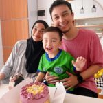 Tika Bravani Instagram - Ini memang tahun dukacita, tapi kamu berhak berbahagia. Setidaknya buat hari ini. Selamat ulang tahun! Doa terbaik untukmu @dimsad77 💝 📸 @jeannefam