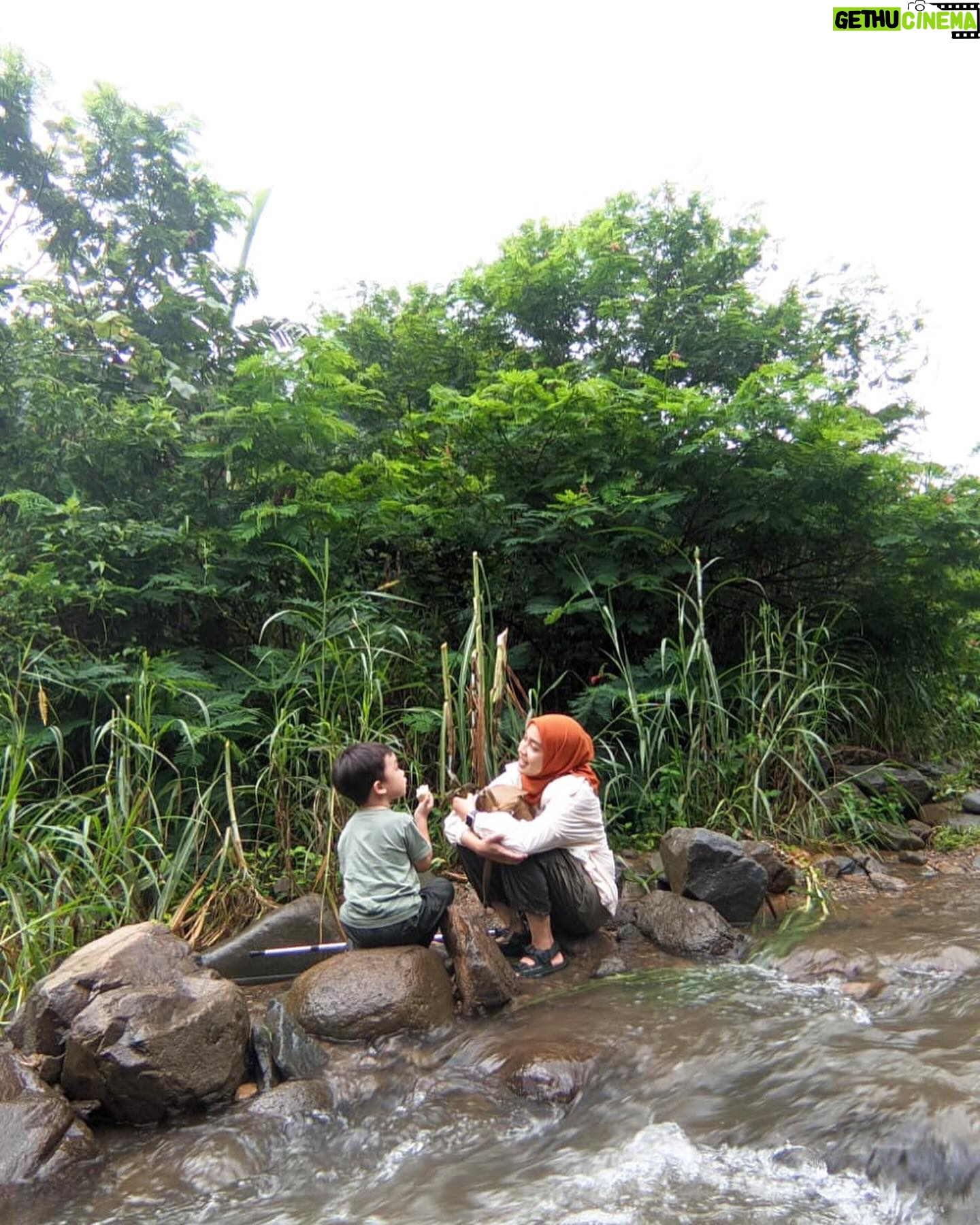 Tika Bravani - 1.7K Likes - Pertama kali nih, Kalam nyobain hiking dan susur sungai. Ternyata nggak seburuk yang kukhawatirkan. Dia selow aja waktu kakinya kotor kejeblos lumpur. Paling dia ngereog dikit setelah kepleset di sungai. Wajarlah.
"Ibuu aku capek.. ibuu aku laper.. ibuu aku ngantuk.."
Anak rewel ya dinikmati aja, sambil nongkrong ngemil arem-arem di pinggir sungai. Kapan lagi begini?
Meski begitu, anak baikku tetap jalan karena tujuannya..... kembali ke parkiran 😅
Pengalaman yang sangat beda, dan perlu diulang. Thank you @penjelajahcilik.id @hikingtherapyhill yang sangat ekstra banget penjagaannya. Bikin aku ngerasa aman di saat arus sungai tiba-tiba deras 😅