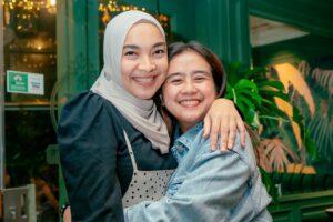 Tika Bravani Instagram - Ketemuan (hampir) lengkap terakhir 5 tahun yang lalu, udah kayak pilpres..
meski kita sibuk masing-masing tapi tetap sevisi misi.. cuan cuan cuan yang berkah yaaa @dianita_tiastuti 😆
love you guys❤️