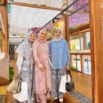 Tika Bravani Instagram – Alhamdulillaah, seneng banget bisa jadi bagian dari perjalanan Minang Dekade uni @riamiranda .. sukses selalu dan semoga semakin berkah yaa🥹💜
Buat teman2 yang di Jakarta, jangan lupa yaa ke Minang Dekade Exhibition di atrium PIM 2 tanggal 13-19 Februari 2023.. @inforiamiranda