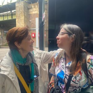 Tilbe Saran Instagram - #öndersahan dostları buluşturdu. Teşekkürler#london #limehouselibraryhotel @edacatalcam #mevsimlikoyunculartiyatrohaftası @maviproductionuk