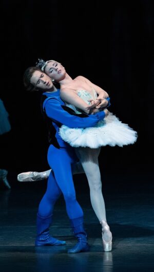 Tiler Peck Instagram - A moment I’ll never take for granted 🤍
 
#Ballet #Ballerina #Dance #Injury #SwanLake #moment #tutu #mondayfeels #performance #odette 
📸 @erinbaiano