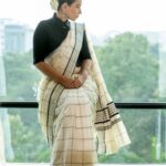 Tillotama Shome Instagram – What jhumka??:-))
Thank you @weaversvillagestore for this most beautiful saree.
I got this Weaversvillage Balaramapuram pitloom saree, the last time I was in Trivandrum for the documentary film festival. Thanks Sobha, I absolutely loved wearing it at @mbifl , a festival of letters, for a session on plurality on my second visit to Trivandrum ❤️
The jhumakas are my mothers and the fragrance of the flowers was divine. 
 Kept it by my bedside.

HMU @themakeupwaley 
@hairstyler_artist 
Ninja level  care by @jaanvirnagrani