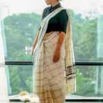 Tillotama Shome Instagram – What jhumka??:-))
Thank you @weaversvillagestore for this most beautiful saree.
I got this Weaversvillage Balaramapuram pitloom saree, the last time I was in Trivandrum for the documentary film festival. Thanks Sobha, I absolutely loved wearing it at @mbifl , a festival of letters, for a session on plurality on my second visit to Trivandrum ❤️
The jhumakas are my mothers and the fragrance of the flowers was divine. 
 Kept it by my bedside.

HMU @themakeupwaley 
@hairstyler_artist 
Ninja level  care by @jaanvirnagrani
