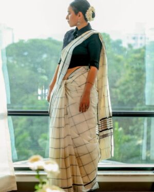 Tillotama Shome Instagram - What jhumka??:-))
Thank you @weaversvillagestore for this most beautiful saree.
I got this Weaversvillage Balaramapuram pitloom saree, the last time I was in Trivandrum for the documentary film festival. Thanks Sobha, I absolutely loved wearing it at @mbifl , a festival of letters, for a session on plurality on my second visit to Trivandrum ❤️
The jhumakas are my mothers and the fragrance of the flowers was divine. 
 Kept it by my bedside.

HMU @themakeupwaley 
@hairstyler_artist 
Ninja level  care by @jaanvirnagrani