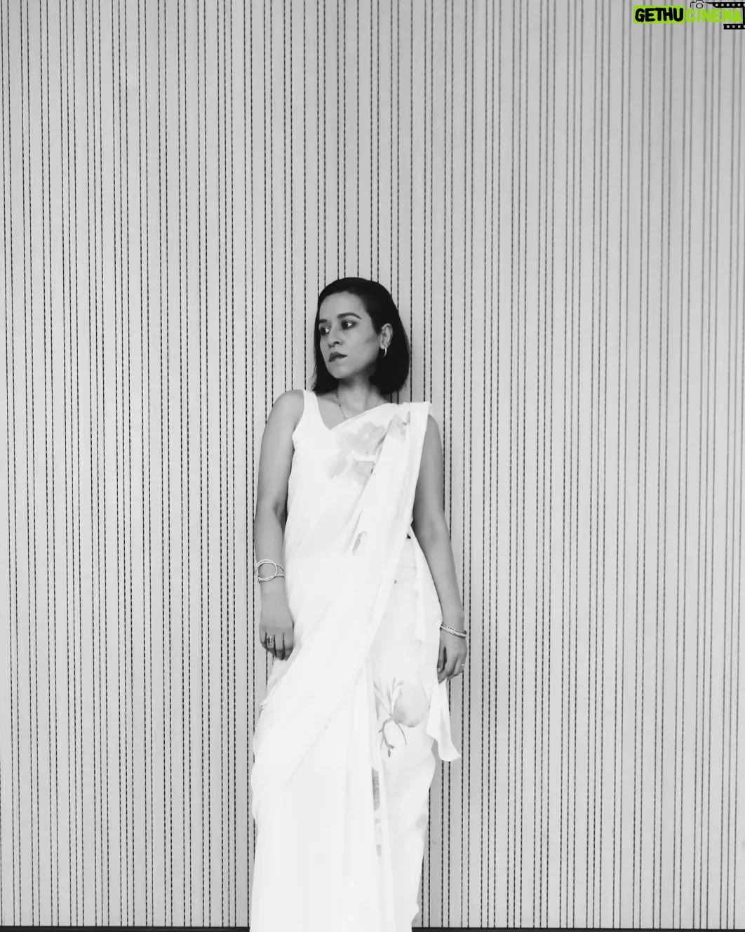 Tillotama Shome Instagram - Kota factory S3 promotions @netflix_in Wrapped in the softest folds of a @kharakapas saree ( Cutest petticoat too) Jewellery @e3kjewelry Shoe @manoloblahnik HMU @themakeupwaley @hairstyler_artist Support staff @raju.mahto8march Deepti and Raj bhaiyaa thanks for all your support during the shoot, in the intense simmering heat of Kota. I hope we have many more adventures together. Image by @aniphotoguy ( thank you for being so kind) #KotaFactory3 #KotaFactory3OnNetflix