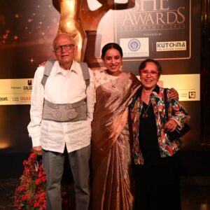 Tillotama Shome Instagram - Thank you @t2telegraph for honouring me with the #sheawards along with such incredible women. 
Srabani Sarkar Neogi (Social Work), Lorraine Mirza (Education), Anita Agnihotri (Literature), Priti Sureka (Business Leadership), Priyanka Raja (Lifestyle Entrepreneur), Kheyali Dastidar (Theatre), Priti Patel (Dance), Ruby Pal Choudhuri (She for Bengal), Iman Chakraborty (Music) and Dola Banerjee (Sports). 
I am so encouraged to dig deeper.
The evening was unforgettable for me as my parents were there with me. They are my biggest cheerleaders, awards or no awards, from my Delhi theatre days to now. Overcoming life threatening illnesses, my life givers were by my side and beaming.
@priyankaroy270609 from the Telegraph took such good care of them. I later found out that she has lost both her parents. I was so moved by her.
To get the warmest hugs and love from the powerful  sisterhood of the Bengali film industry @rituparnaspeaks @mimichakraborty @yourkoel @iman_chakraborty ALL in one evening was a full heart squeeze ❤️❤️. 
Saree @dressfolk 
HMU @nooralambabai 
Jewellery @e3kjewelry . 
Photos by the most youthful @rashu.peace who has been with Telegraph since 1975 !!!
P.s: ma has saved the newspaper as per usual.