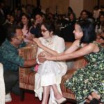 Tillotama Shome Instagram - Thank you @exchange4media and the jury for considering me worthy of the award (Best actor in an anthology) for a film , very close to my heart, my lungs and most importantly my ovaries, The Mirror, Lust stories 2 by my beloved friend @konkona . There is nothing romantic about film making, it's a battle from the get go, but once in a while you become a part of something that is so wickedly delicious that you forget what it took to just get to the shoot. Thank you @netflix_in @ameetdhanwani @ashidua Missed you @amrutasubhash , this is for US. Cheers to female desire in all its complexity and friendship. @neena_gupta chuckled about being a winning Villian . @harshviro for #rocketboys So good to see my once onscreen husband @vjymaurya @sahira.nair svelte in a black saree and @madhoknikhil taking one award after another @theviralfever folks were on a winning spree And just as I was about to leave, I bumped into @monajsingh and we told the universe, we are working together. Came back home to the heavenly scent of blooming peonies.