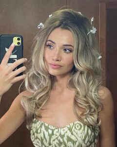 Tilly Keeper Instagram - YOU Part 2 is available on @netflix now 🔪 (don’t swipe if you don’t want spoilers!)