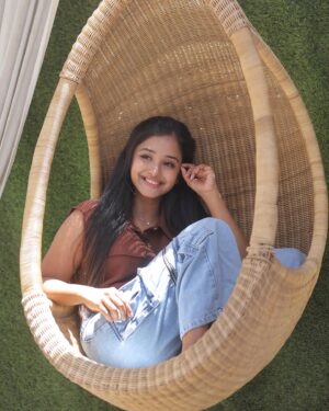 Tina Philip Instagram - Livin on the bright side! 😃🌤️👒🏖️
.
.
Clicked by: @portraitdeewana 
Location: @truetrammtrunk @puneetgidwani