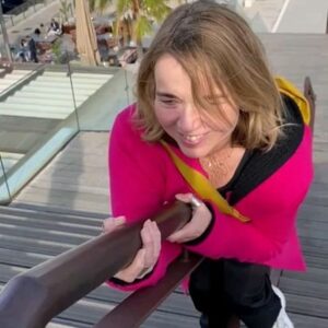 Tina Ruland Instagram - Elegant ist anders. 
Aber was solls. ...hauptsache Spass, oder?
Wenn  dein Kind meint, dass es einfach super ist, Geländer runter zu rutschen und darauf besteht, dass du genau dieses Geländer  ausprobieren musst...
Wünsche Euch einen fröhlichen Mittwoch-wann seid ihr das zuletzt gerutscht?
.