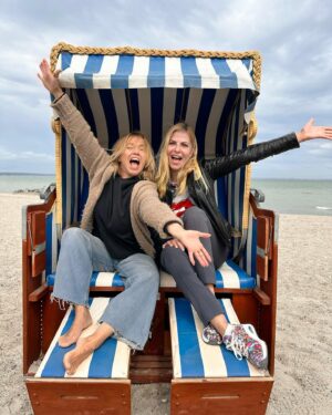 Tina Ruland Instagram - ᵂᴱᴿᴮᵁᴺᴳ What a weekend! Was so eine steife Ostsee-Brise für ein Paar Tage doch bewirkt. Wir sind gut „durch gelüftet“ und hatten eine mega tolle Auszeit❤️

Gut gefuttert, endlich mal wieder getanzt, ausgeschlafen und dank doppelter Ration von @q10_magic_power.de so Energie-geladen wie seit Langem nicht 💪

Tut uns als alleinerziehenden Mamas echt mal gut. Natürlich waren die Kids auch dabei. 
Ein tolles Family-Wochenende geht jetzt für uns zu Ende! Und auch, wenn wir jetzt im Stau stehen - reisen ist für uns immer Balsam für die Seele🤩
Wie seht ihr das?
#reisenmitkindern #ostseeküste #ostseeliebe❤️ #kurzurlaubfürdieseele #kurzurlaub #alleinerziehend #balticsea🌊 #freundinnen @tanjabuelter_berlin @tinaruland