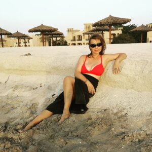 Tina Ruland Instagram - Übermorgen kommt das Christkind, der Weihnachtsmann oder an wen oder was glaubt ihr? Geht es überhaupt um Glauben oder nur noch um Konsum? 
Ich glaube, ich läge jetzt gerne im Sand und würde dort Eure Kommentare lesen....( leider alles im Konjunktiv=Situationen die nicht real sondern nur möglich sind im Satz)😭
.
#xmastime #weihnachtszeit #Weihnachten #weihnachtsmann #christkind #konsum