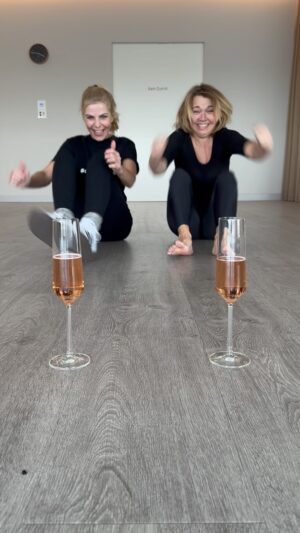 Tina Ruland Instagram - Let’s rock the weekend⚡️
Hoch die Hände Wochenende 🙌
Jippijayeah Schweinebacke ✌️
Cheers to us 🥂

Welche Sprüche zum freien Samstag/Sonntag kommen euch noch in den Sinn?
So oder so - lacht. 😃Freut Euch des Lebens, genießt die schönen Dinge des Lebens  und versucht, die Schattenseiten ein wenig auszublenden. Wie geben auch Gas😜
Alles Liebe  für Euch❤️Tanja & Tina
#ourchallenge #tanjaundtina #sportamwochenende #specialsport #cheerstofriendship #freundinnen #instachallenge 
@tanjabuelter_berlin @tinaruland