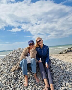 Tina Ruland Instagram - ᵂᴱᴿᴮᵁᴺᴳ What a weekend! Was so eine steife Ostsee-Brise für ein Paar Tage doch bewirkt. Wir sind gut „durch gelüftet“ und hatten eine mega tolle Auszeit❤️

Gut gefuttert, endlich mal wieder getanzt, ausgeschlafen und dank doppelter Ration von @q10_magic_power.de so Energie-geladen wie seit Langem nicht 💪

Tut uns als alleinerziehenden Mamas echt mal gut. Natürlich waren die Kids auch dabei. 
Ein tolles Family-Wochenende geht jetzt für uns zu Ende! Und auch, wenn wir jetzt im Stau stehen - reisen ist für uns immer Balsam für die Seele🤩
Wie seht ihr das?
#reisenmitkindern #ostseeküste #ostseeliebe❤️ #kurzurlaubfürdieseele #kurzurlaub #alleinerziehend #balticsea🌊 #freundinnen @tanjabuelter_berlin @tinaruland