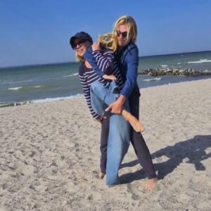 Tina Ruland Instagram - Auch im Urlaub steht der Sport an erster Stelle🤣
Was macht Ihr heute?
Auf jeden Fall einen fröhlichen Pfingstsonntag❤️

#urlaub #funtime #mobility #urlaubsreif #urlaubindeutschland #strandgymnastik #lachenistgesund #lachen #freundinnen #girlsjustwannahavefun #urlaubmitkind #urlaubmitkindern #Singleauskopplung #pfingsten #Ostsee #balticsea