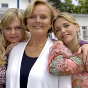 Tina Ruland Instagram - DIE große Dame des Schauspiels ist tot. 
Eine ewige Schönheit von innen und außen. Für mich der Inbegriff von Würde, Stil, Spiritualität und Liebe.
Wir haben in so vielen  Filmen zusammen gespielt,  wunderschöne Zeit an verschiedenen Orten dieser Welt auch mit unseren Familien verbracht. 
Ein großer, beeindruckender, liebevoller und mitfühlender Mensch hat diese Welt verlassen und hinterlässt eine große Lücke.
Unser ganzes Mitgefühl an ihre Familie❤️
.
 #schauspielerin  #rip  #miss  #film  #tv  #fernsehen