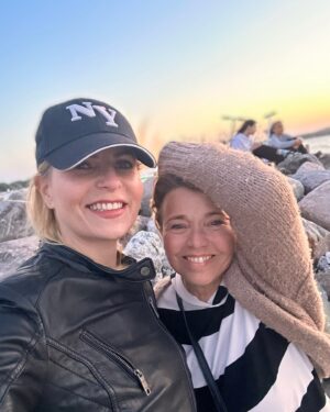 Tina Ruland Instagram - Wir wünschen euch frohe Pfingstferien!
Liebe Grüße von der Ostsee 🌊
#pfingstferien #pfingsten #reisenmitkindern #ostseeliebe⚓️ #balticsea🌊 #kleineauszeit 
@tanjabuelter_berlin @tinaruland