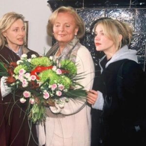 Tina Ruland Instagram - DIE große Dame des Schauspiels ist tot. 
Eine ewige Schönheit von innen und außen. Für mich der Inbegriff von Würde, Stil, Spiritualität und Liebe.
Wir haben in so vielen  Filmen zusammen gespielt,  wunderschöne Zeit an verschiedenen Orten dieser Welt auch mit unseren Familien verbracht. 
Ein großer, beeindruckender, liebevoller und mitfühlender Mensch hat diese Welt verlassen und hinterlässt eine große Lücke.
Unser ganzes Mitgefühl an ihre Familie❤️
.
 #schauspielerin  #rip  #miss  #film  #tv  #fernsehen