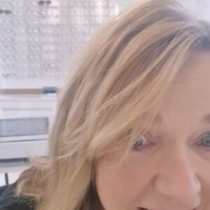 Tina Ruland Instagram - Um unsere grandiose Elf zu jeder Zeit noch besser zu sehen probiere ich jetzt mal Kontaktlinsen aus. 
Das @sehquartier wurde mir von Kollegen mega empfohlen und was soll ich sagen-  ich habe echt viel gelacht, was schon mal die halbe Miete ist( zusätzlich zur absoluten fachlichen Kompetenz)!
Danke @holgerdymke, der so wunderbar viel Humor bei seinem ganzem Können gezeigt hat.
Morgen gibt es dann Teil 2, bzw die Fortsetzung sozusagen, wenn Ihr mögt? 
Seid Ihr Team Brille oder Kontaktlinsen oder  bißchen unscharf ist auch ganz nett?
.
*WERBUNG wg Verlinkung, UNBEZAHLT*
Danke @charlesrettinghaus
 @wolfgang_bahro  für die Empfehlung
#schauspielerin #schauspieler #hauptstadt #berlin #hauptstadtliebe #hauptstadtleben #optiker #kontaktlinsen #brille #fussball #deutschland #team