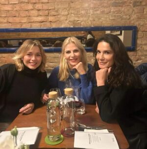 Tina Ruland Instagram - Chawanmushi   Spargelespuma...
und jetzt eure Assoziationen bitte😇
Auflösung: super lecker!
Im Restaurant @restaurantbrikz sind Gaumenfreuden auf der Speisekarte. 
Saisonale Gerichte mit Produkten aus der Region, da lacht das nachhaltige Herz, und der Bauch sowieso bei uns bis dahin unbekannten frischen Kräutern,  Buddhas Hand, Kefir Limetten oder Finger Limes.
Alles kann, Nichts muß bei Arne Anker
Neugierig? 
.
@tanjabuelter_berlin
@mariellaahrens 
*Werbung unbezahlt*