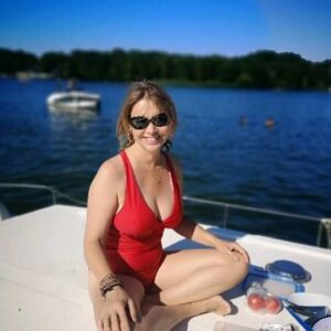 Tina Ruland Instagram - In 3 Tagen ist bereits der längste Tag des Jahres, dann werden diese schon wieder kürzer und ich war noch nicht einmal schwimmen ohne zu frieren, habe noch keinen Abend entspannt ohne wärmende Decke draußen gesessen.....was läuft denn hier falsch?🤪
Schreibt doch mal in die Kommentare, bei wem das Wetter sommerlich schön ist😘
.
#schauspielerin #schauspieler #hauptstadt #berlin #hauptstadtleben #reisende #traveller #bootstour #wannsee #badeanzug