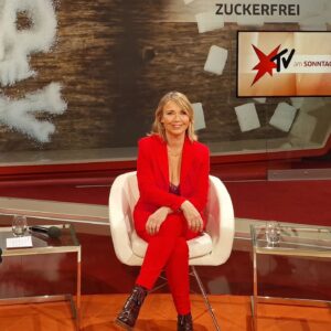 Tina Ruland Instagram - Guten Morgen!
Heute starte ich den Versuch 5 Wochen zuckerfrei zu leben- und wahrscheinlich wird das deutlich schwieriger, als ich mir das vorgestellt habe.
Habt ihr schon mal eine  zuckerfreie Zeit eingelegt? Oder lebt vielleicht bereits zuckerfrei? Worauf würdet ihr gerne verzichten,  aber es fällt euch echt schwer?
Vielleicht habt ihr ja Lust, mit mir gemeinsam diese kleine Herausforderung anzunehmen?
.
#zuckerfrei #challange #Fastenzeit #healthy #Gesundheit #prävention 
*Werbung, wg. Verlinkung, unbezahlt *