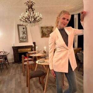 Tina Ruland Instagram - Geheim, geheimer , MORED!
Dieses Restaurant überhaupt zu finden ist schon fast eine Herausforderung, und damit hört  die Magie des Unbekannten noch lange nicht auf-als Willkommensdrink heißer Cognac mit exotischen  Gewürzen und danach Highlights der levantischen Küche. 
Kennen wir nicht?  Probieren wir erst recht! Und in berliner Einigkeit war unser  'Supper-Club' begeistert.
.
*unbezahlte Werbung wg Verlinkung*
@mored.berlin @tk_media_berlin