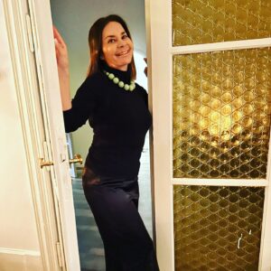 Tina Ruland Instagram - Geheim, geheimer , MORED!
Dieses Restaurant überhaupt zu finden ist schon fast eine Herausforderung, und damit hört  die Magie des Unbekannten noch lange nicht auf-als Willkommensdrink heißer Cognac mit exotischen  Gewürzen und danach Highlights der levantischen Küche. 
Kennen wir nicht?  Probieren wir erst recht! Und in berliner Einigkeit war unser  'Supper-Club' begeistert.
.
*unbezahlte Werbung wg Verlinkung*
@mored.berlin @tk_media_berlin